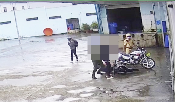 Tạm đình chỉ công tác 4 công an có hành vi bạo lực với 2 nam thiếu niên